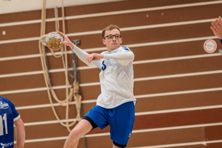 Handballspieler setzt zum Wurf an