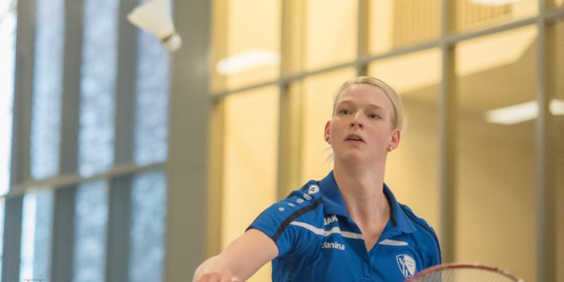Badmintonspielerin jagt Ball
