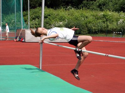 Mädchen aus der Leichtathletik-Sparte springt über Stange