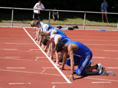 Jugendliche vor Start eines Sprints