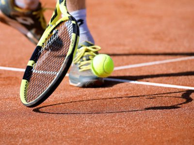 Tennisball und Schläger