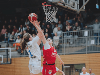 Basketballspielerinnen kämpfen um Ball
