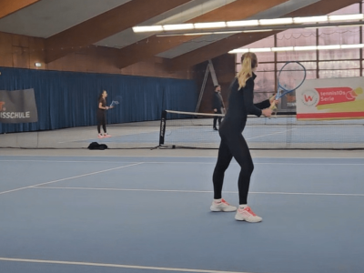 Tennisspielerin wartet auf Aufschlag