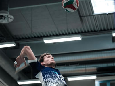 Handballspieler springt zum Ball